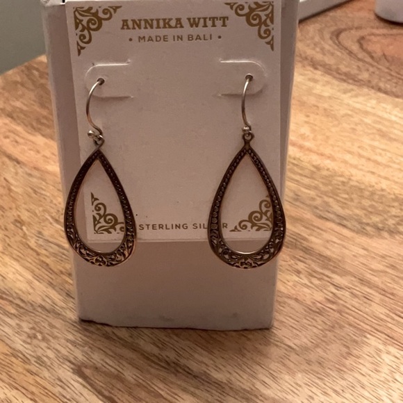 NWT Sterling Silver Teardrop Earrings with Vintage Charm - Picture 5 of 7